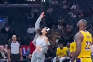 全网爆火~！AI制作詹姆斯暴打各路队友&对手合集，看着真刺激