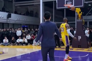 现在的AI太能搞了 普通人都可以和NBA巨星1v1单挑拿捏