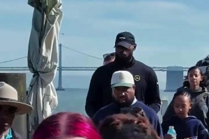 赛前遛娃～湖勇大战前，詹姆斯赛前带着女儿朱莉打卡金门大桥...